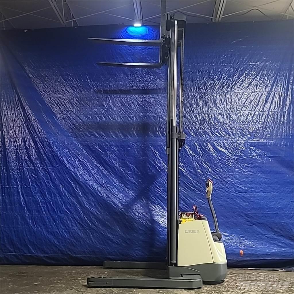 Crown SX3000-40 Самоходные электроштабелёры