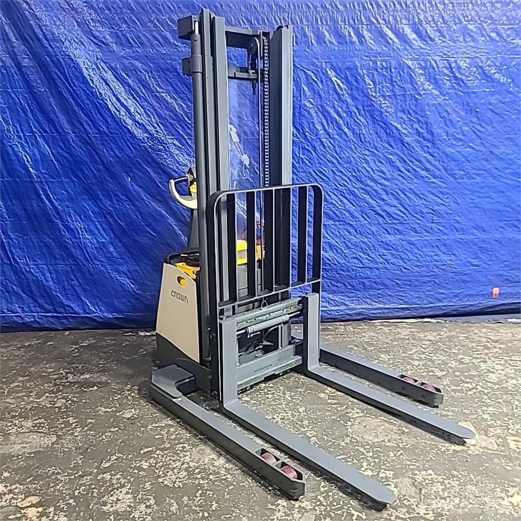 Crown SX3000-40 Самоходные электроштабелёры