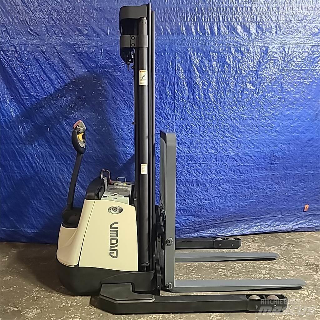 Crown SX3000-40 Самоходные электроштабелёры