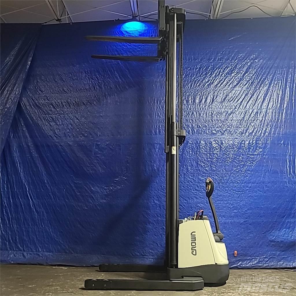 Crown SX3000-40 Самоходные электроштабелёры