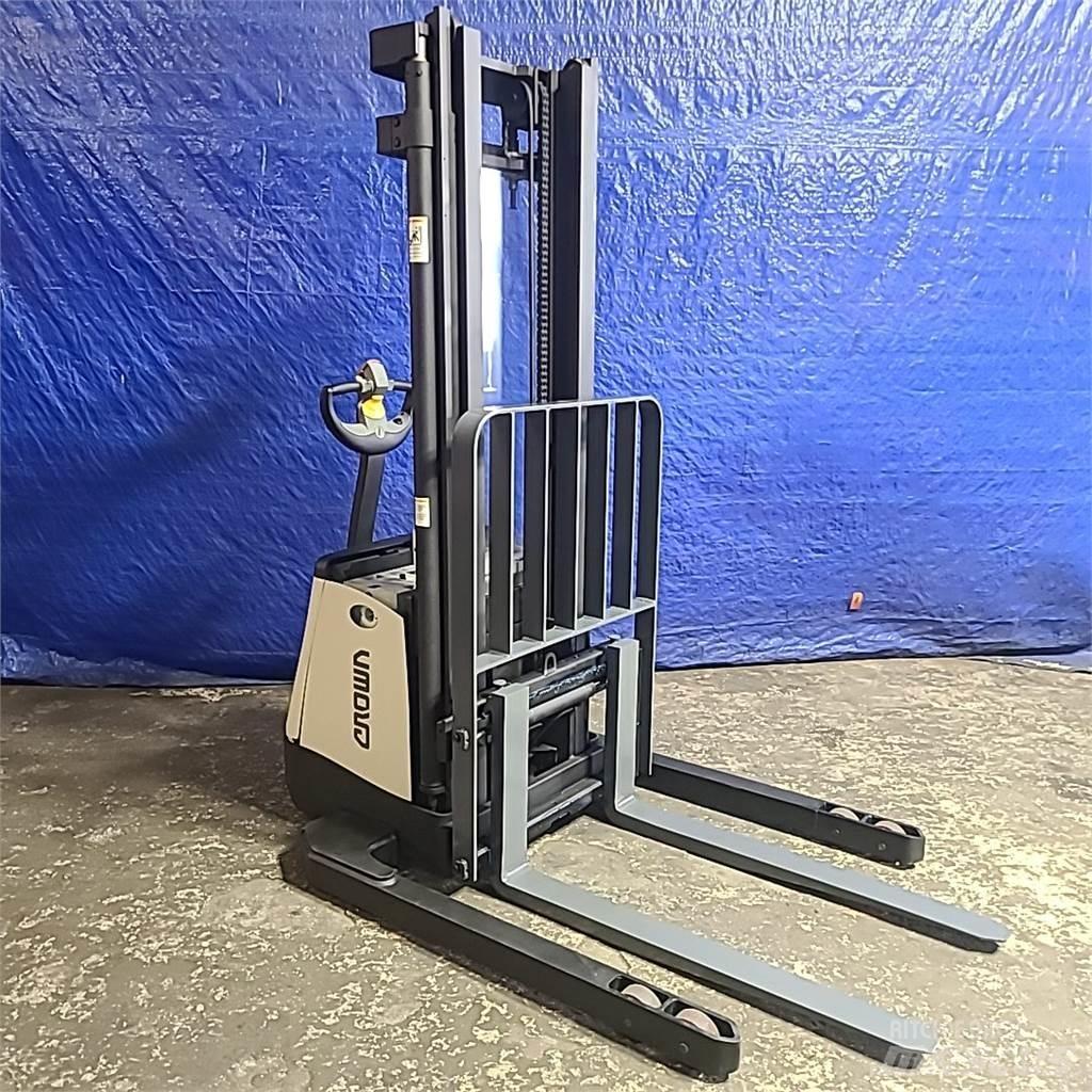 Crown SX3000-40 Самоходные электроштабелёры