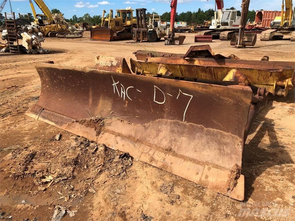 CAT D7 Бульдозерные отвалы