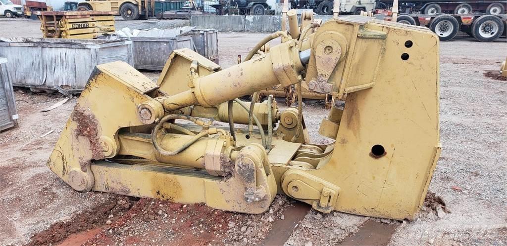 CAT D8R Навесные рыхлители