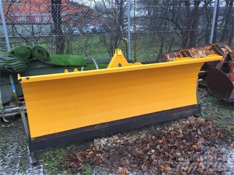 FM 2,5M Снежные отвалы и плуги
