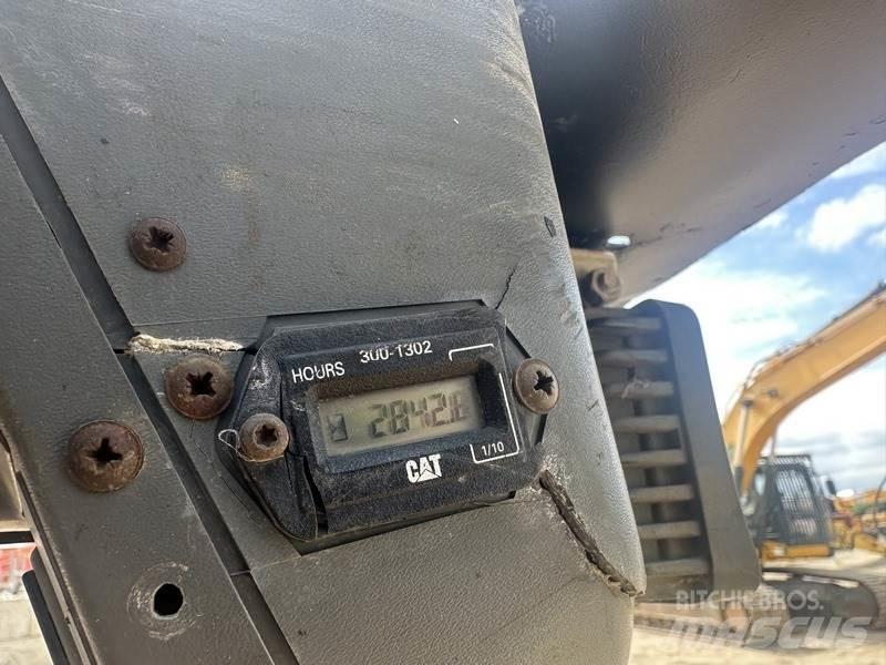 CAT 236B Строительная техника - Другие