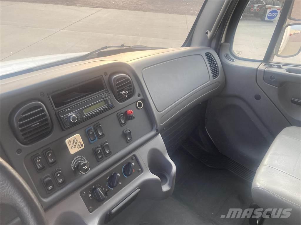 Freightliner M2 106 Шасси с кабиной