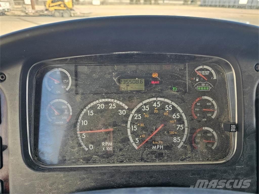 Freightliner M2 106 Седельные тягачи