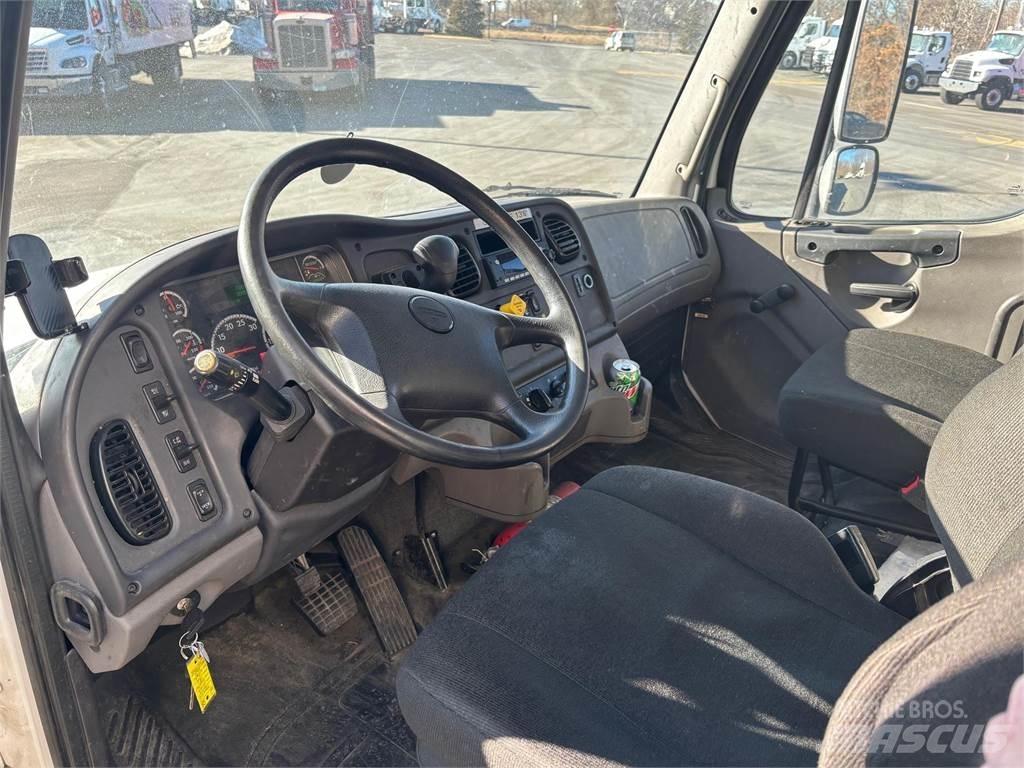 Freightliner M2 106 Грузовики-Фургоны
