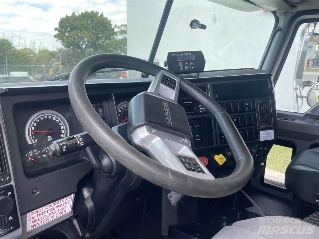Mack GR64F Грузовики-Самосвалы