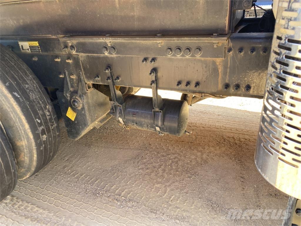 Mack GR64F Грузовики-Самосвалы