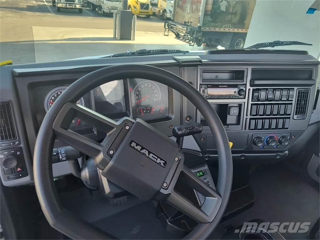 Mack MD7 42R Шасси с кабиной