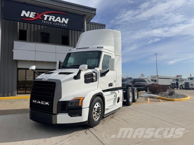 Mack PR64T DAYCAB Седельные тягачи