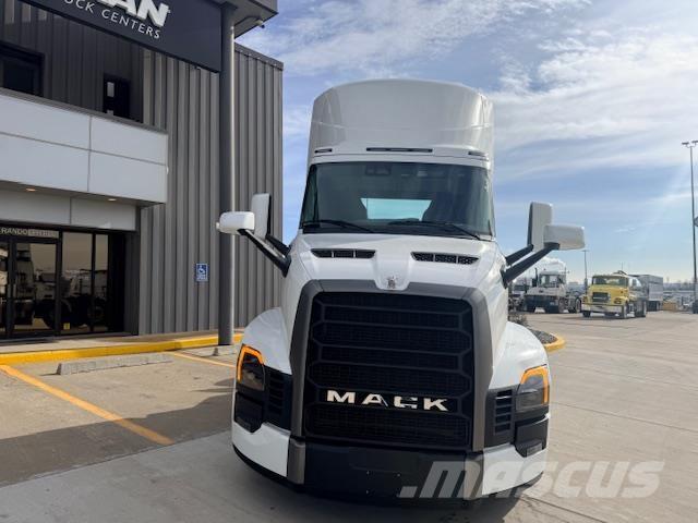 Mack PR64T DAYCAB Седельные тягачи