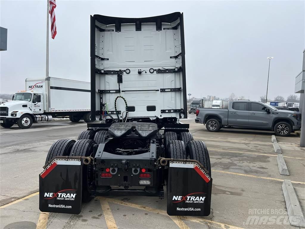 Volvo NEW VNL860 Седельные тягачи