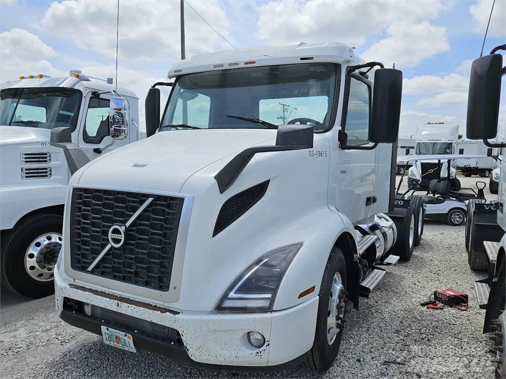 Volvo VNL64T300 Седельные тягачи