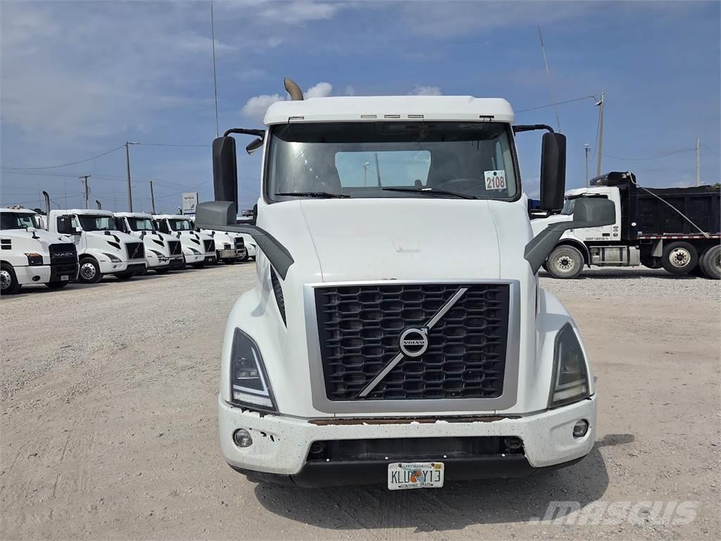 Volvo VNL64T300 Седельные тягачи