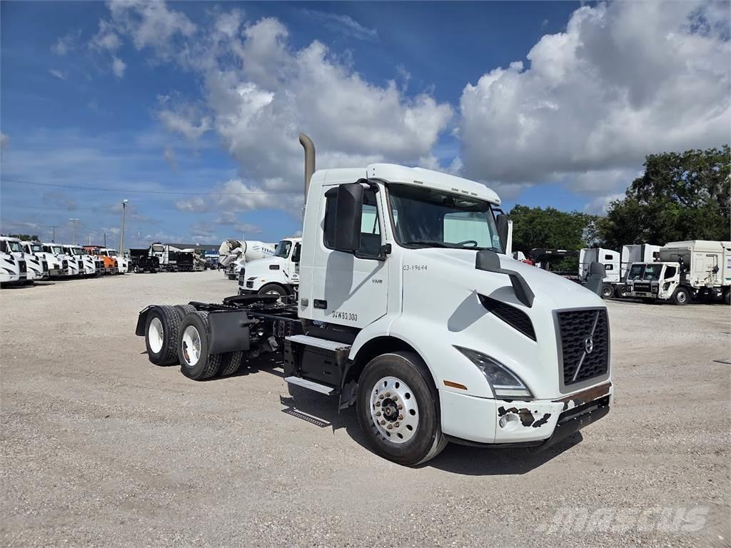 Volvo VNL64T300 Седельные тягачи
