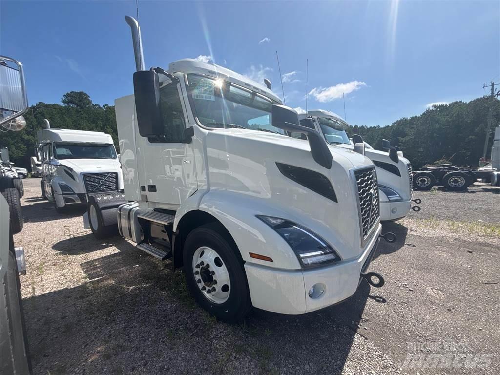 Volvo VNR42T300 Седельные тягачи