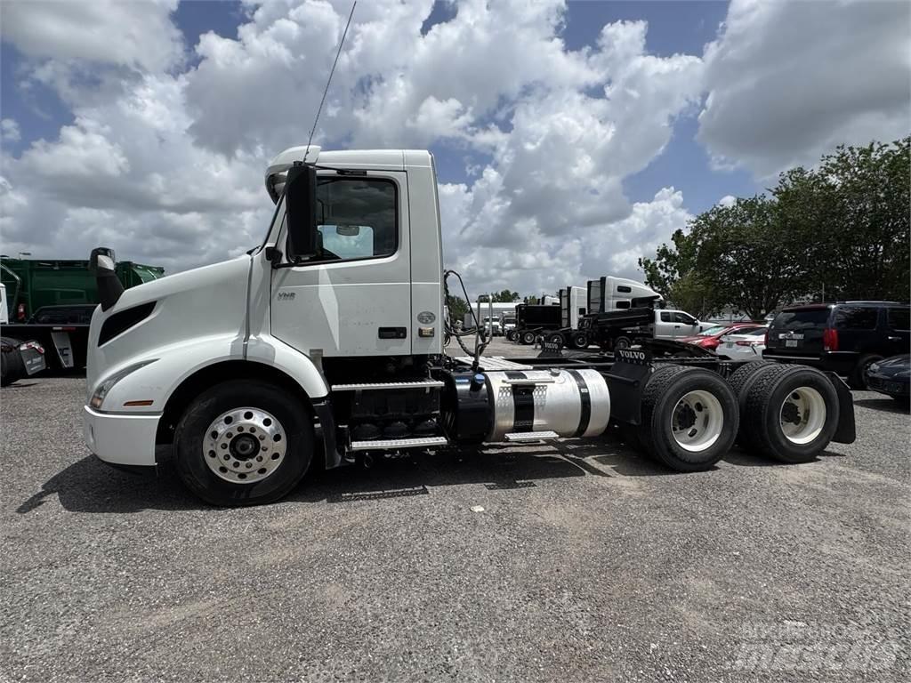 Volvo VNR64T300 Седельные тягачи