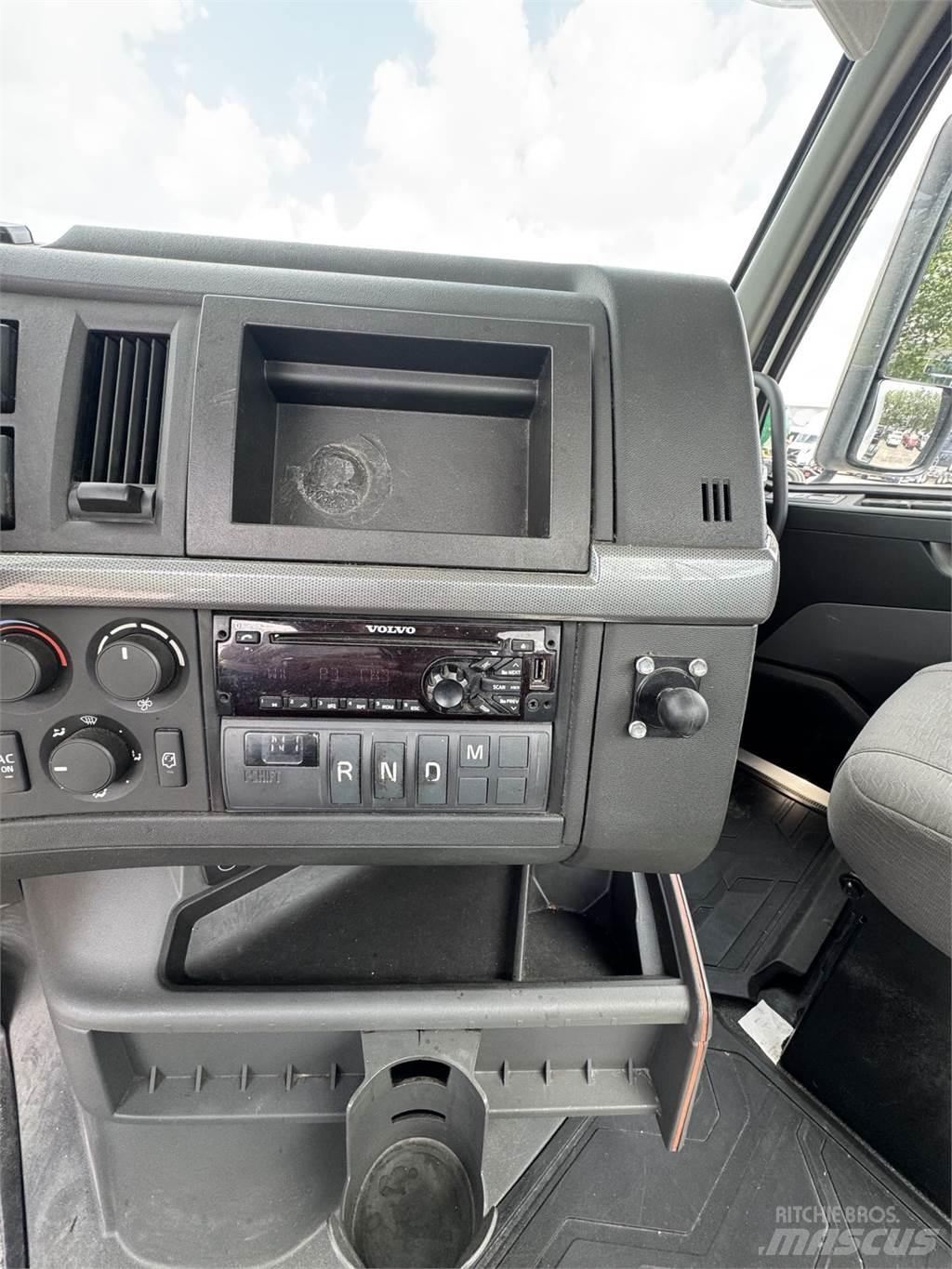 Volvo VNR64T300 Седельные тягачи