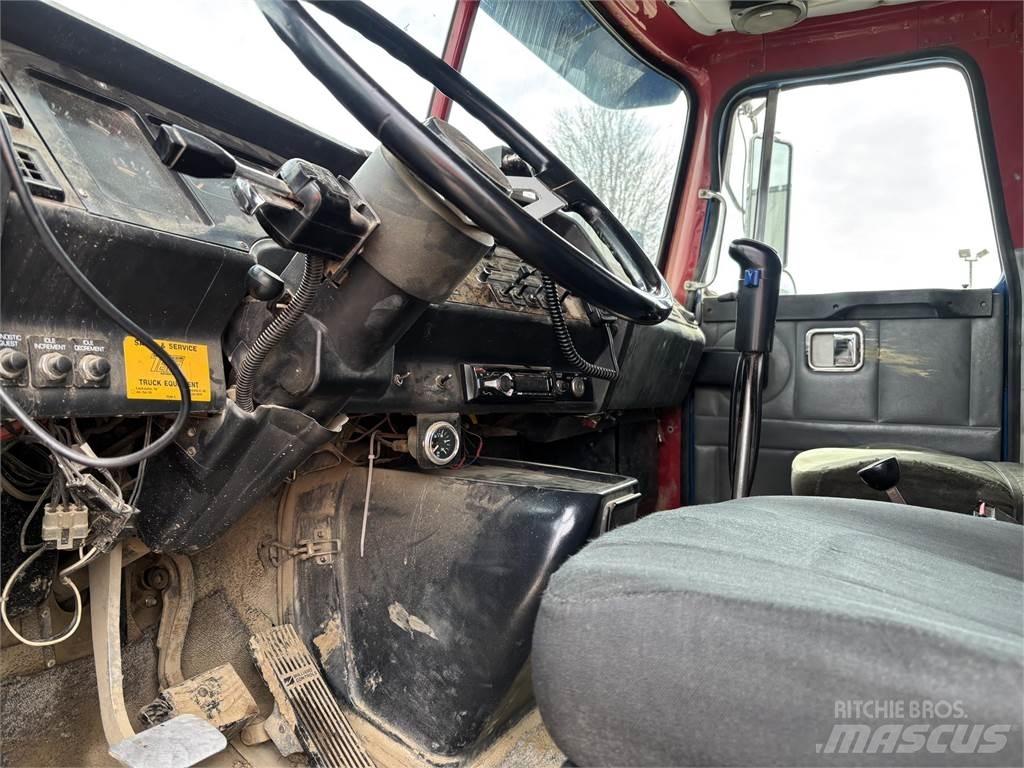 Volvo WG64T Грузовики-Самосвалы