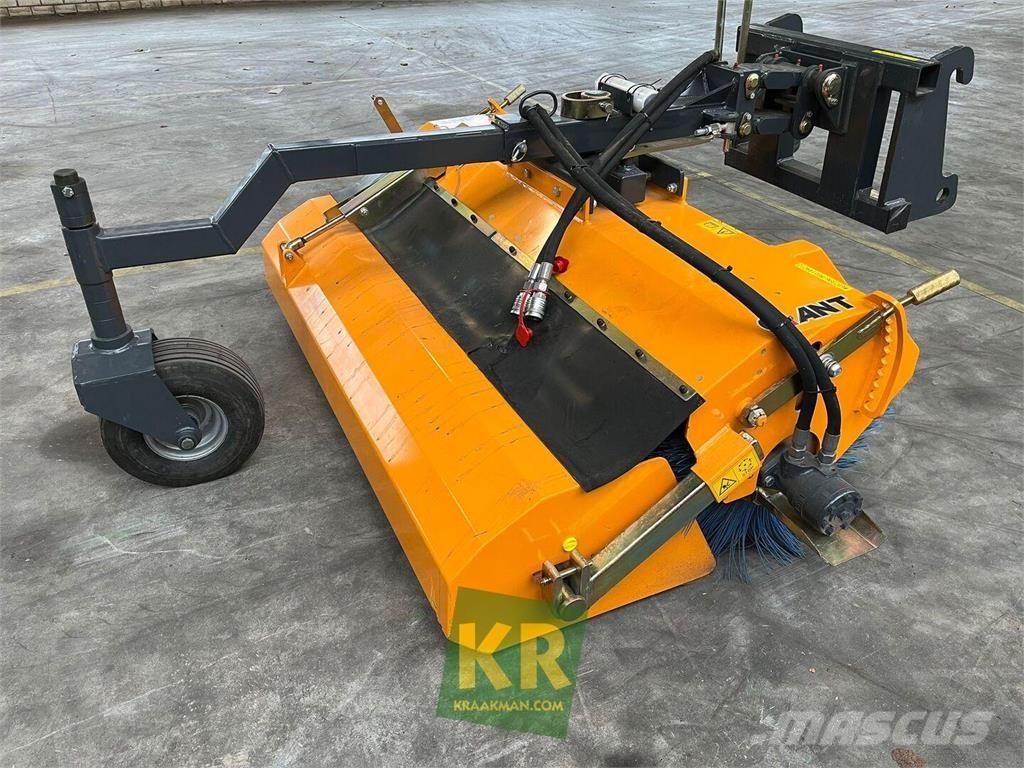 GiANT Veegmachine Вакуумные уборочные машины