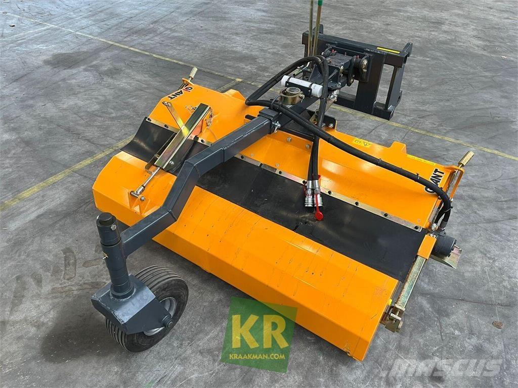 GiANT Veegmachine Вакуумные уборочные машины