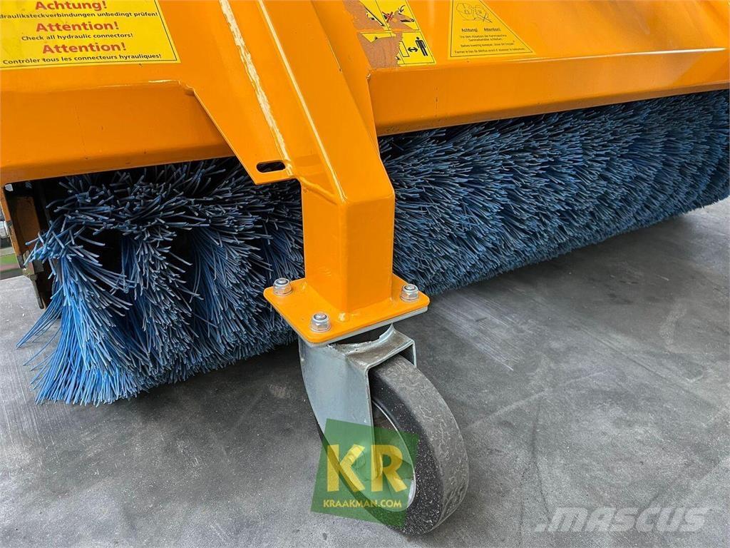 GiANT Veegmachine Вакуумные уборочные машины