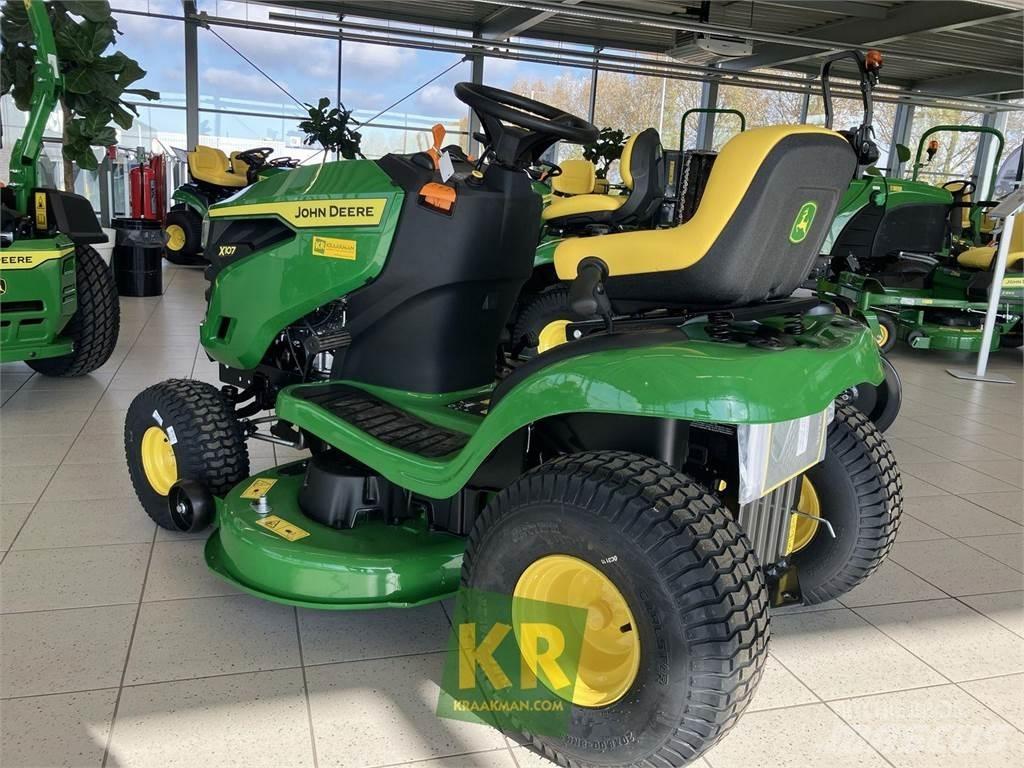 John Deere X107 Самоходные газонокосилки