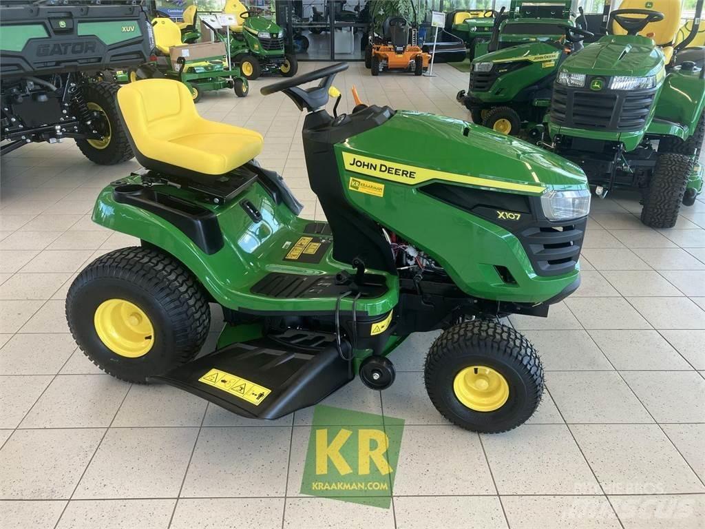 John Deere X107 Самоходные газонокосилки