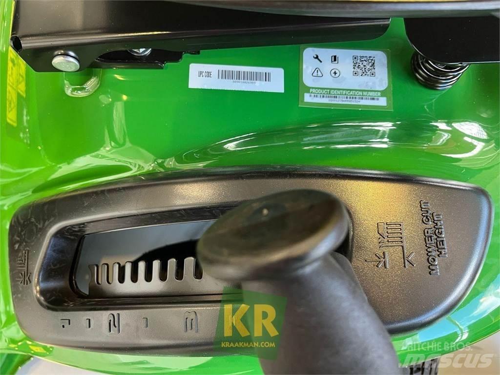 John Deere X127 Самоходные газонокосилки