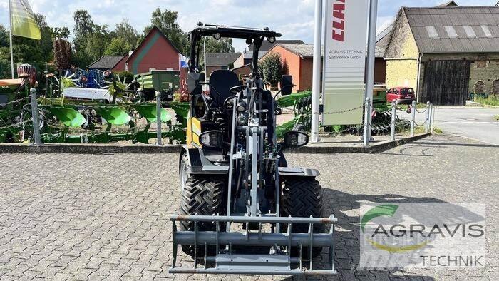 GiANT G2200E Фронтальные погрузчики
