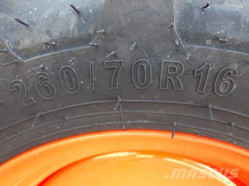 Kubota L1-382 Коммунальные тракторы