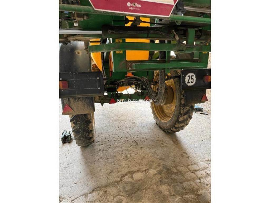 John Deere 832I Прицепные опрыскиватели