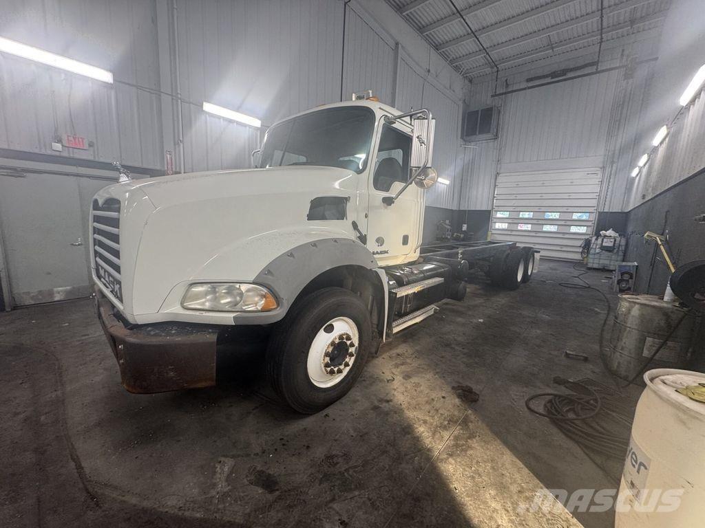 Mack GU813 Шасси с кабиной