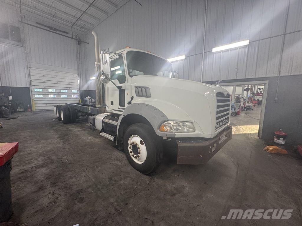 Mack GU813 Шасси с кабиной