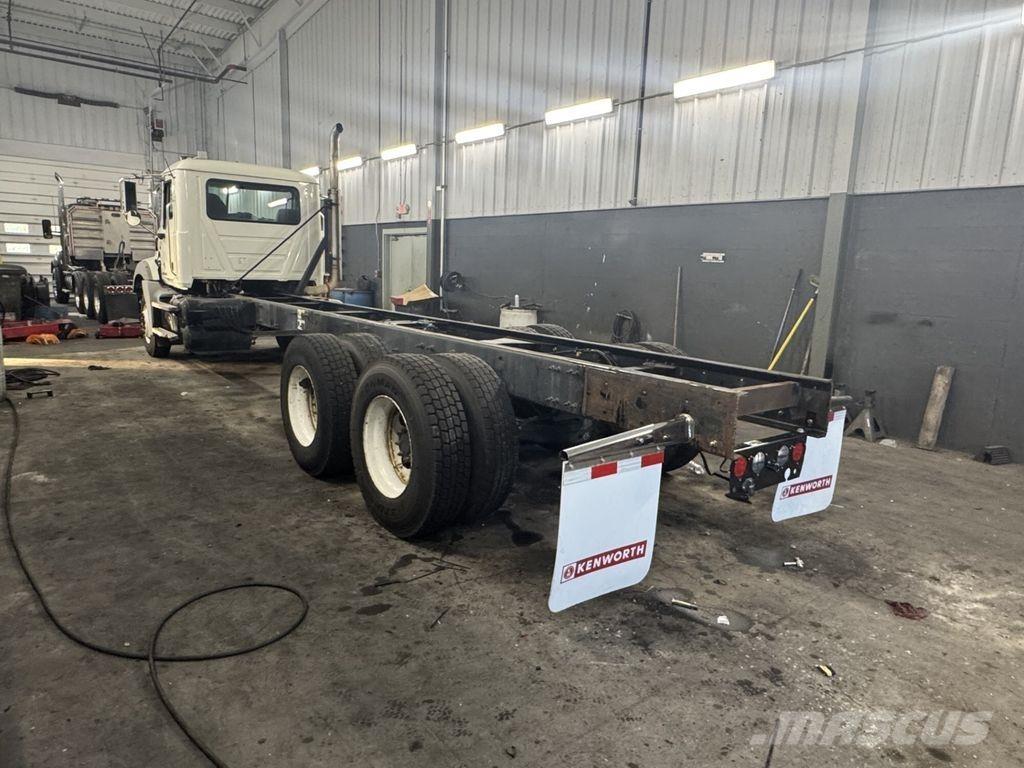 Mack GU813 Шасси с кабиной