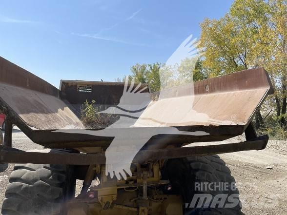 CAT D400D Шарнирно-сочленённые самосвалы