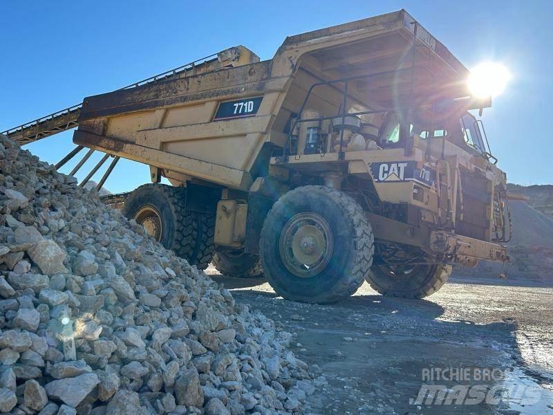 CAT 771D Карьерные самосвалы