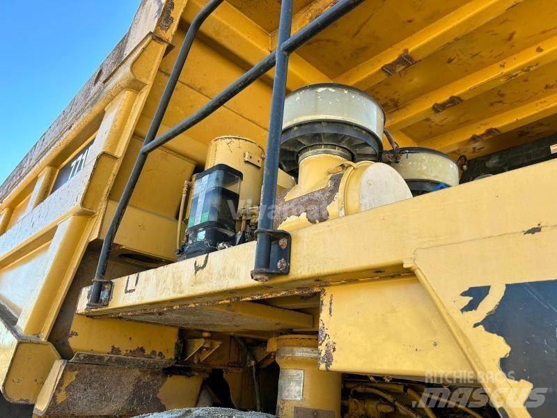 CAT 771D Карьерные самосвалы