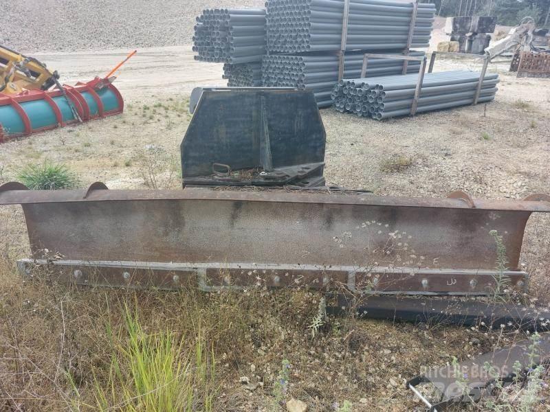 CAT 938 Строительные плуги
